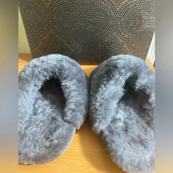 J.U.S.T Sheepskin Slippers - Size  small 5-6 - Picture 7 of 12